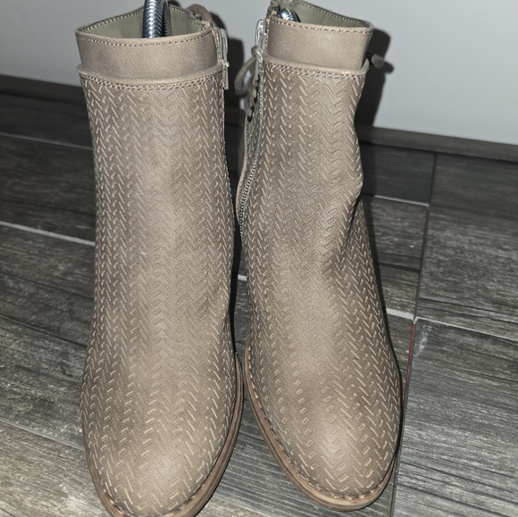 Roxy Devon Charcoal Embossed Ankle Boot Size 5.5 FREE SHIPPING! - Picture 2 of 10